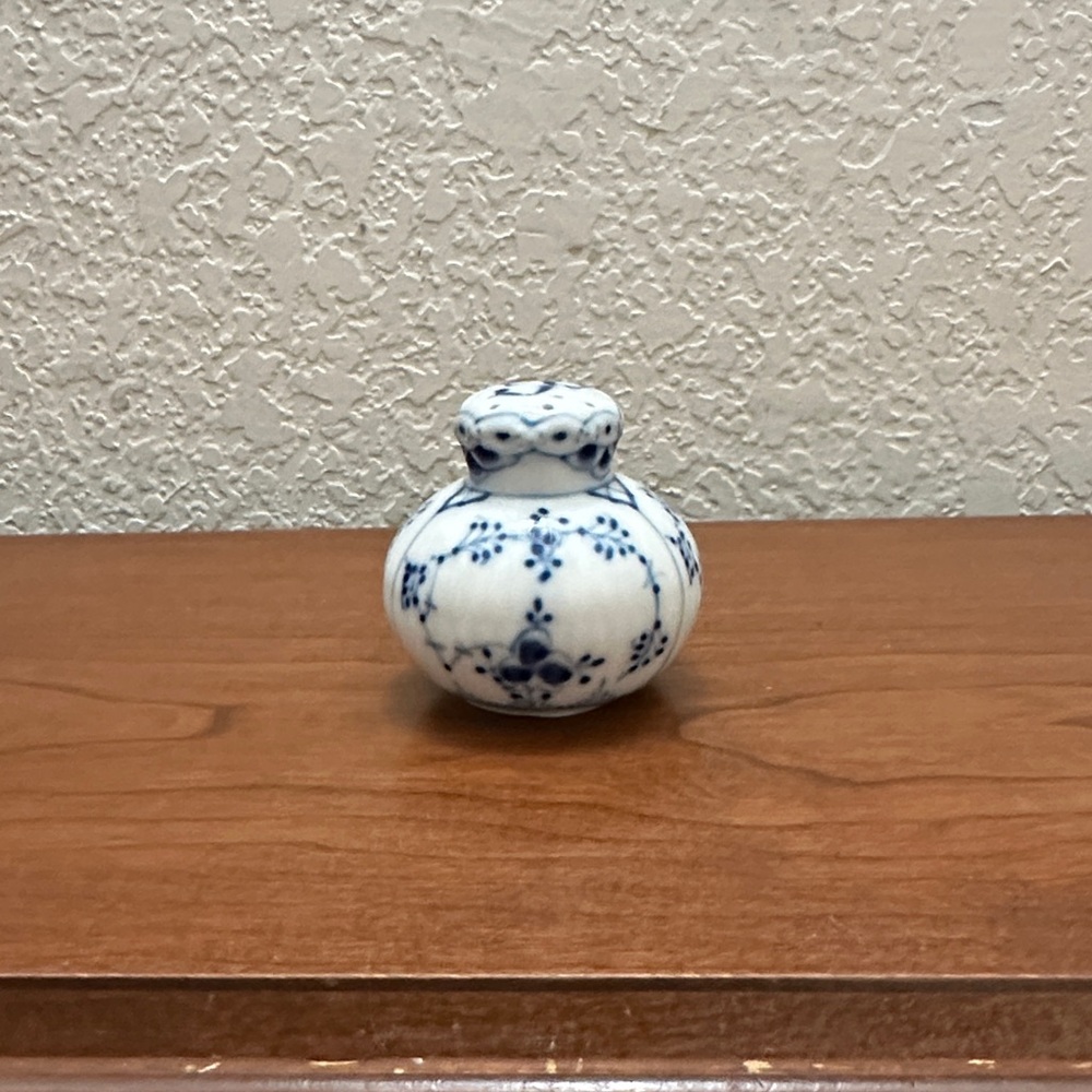 Royal Copenhagen Blue fluted Half Lace Salt & Pepper shakers - Picture 4 of 7